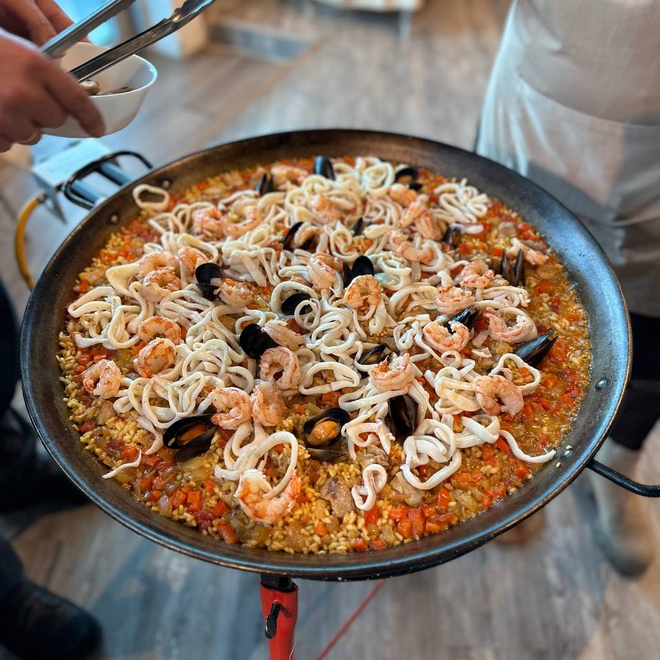 Руководители «Золотого ключика» научились готовить испанские блюда